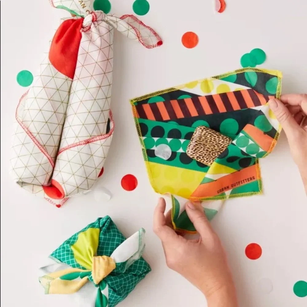 🆕 UO Community Cares + Big Brothers Big Sisters Reusable Holiday Gift Wrap Set - Picture 1 of 6